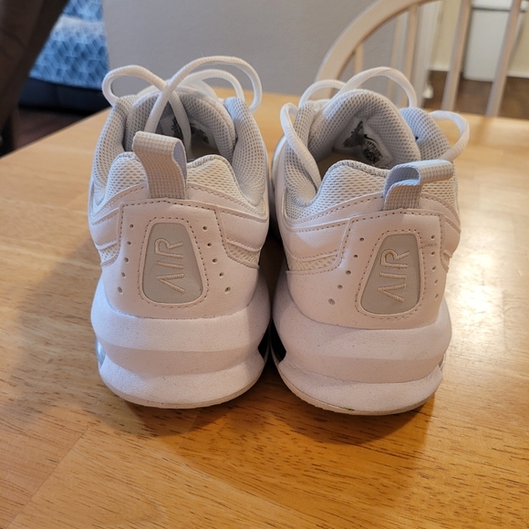 Woman's White Nike Air Max AP Sneaker Size 10M - Picture 4 of 7